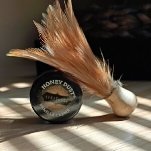Honey Dust Vanilla Body Powder with Feathered Applicator